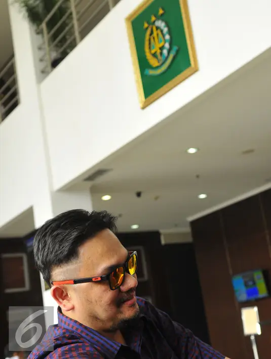 Farhat Abbas saat berada di Kejaksaan Negeri Jakarta Selatan, Kamis, (1/10/2015). Kejari Jakarta Selatan resmi menetapkan Farhat Abbas sebagai tahanan kota selama 20 hari ke depan. (Liputan6.com/Faisal R Syam)