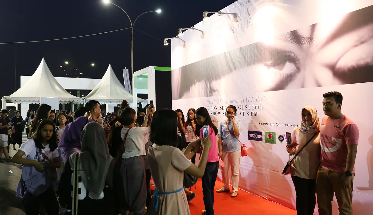 Anisa Rahma dan penggemar lainnya tentulah sangan antusias menjelang konser Ariana Grande, meski ia harus berdesakan dengan penggemar Ariana lainnya. (Galih W. Satria/Bintang.com)