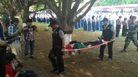 Salah saeorang siswa pingsan saat Upacara Hari Kesaktian Pancasila di Lubang Buaya. (Liputan6.com/Ahmad Romadoni)