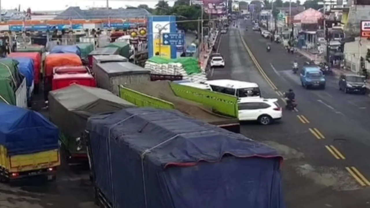 Kondisi Kepadatan kendaraan di pintu masuk Pelabuhan Ketapang Banyuwangi (Istimewa)