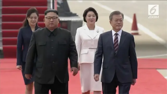 Moon Jae-in melakukan kunjungan ke Pyongyang, Korea Utara. Moon disambut ratusan warga Korea Utara yang memegang bunga dan bendera persatuan Korea.