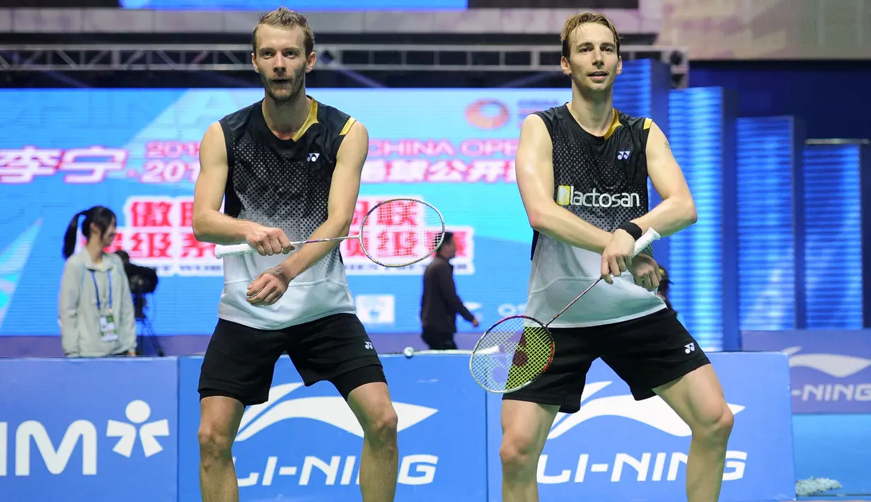 Carsten Mogensen (kiri) juga menyusul pasangannya, Mathias Boe gantung raket pada Juli 2020 di usianya yang telah menginjak 36 tahun. Alasan pensiunnya berbeda dari Boe karena dirinya tidak mendapatkan tempat di Federasi Bulu Tangkis Denmark. (Foto: AFP/Peter Parks)