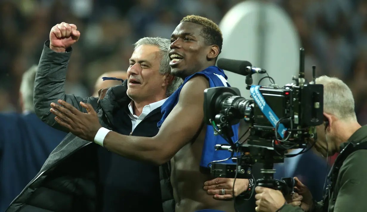 Jose Mourinho dengan Paul Pogba merayakan kemenangan Manchester United atas Ajax Amsterdam pada final Liga Europa di Friends Arena pada 24 Mei 2017. MU menang 2-0 atas Ajax berkat gol Pogba dan Henrikh Mkhitaryan. (AFP Photo/Soren Andersson)
