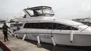 Petuga mengawasi kapal Yacht di sela-sela peluncuran kerjasama TREVO dan HASS Tours dalam penyediaan sewa kapal di Jakarta, Jumat (26/11/2021). Paket berlayar kapal Yacht menjadi opsi menarik bagi wisatawan dengan fasilitas berkelas yang dapat disewa melalui aplikasi TREVO. (Liputan6.com/HO/Ori)