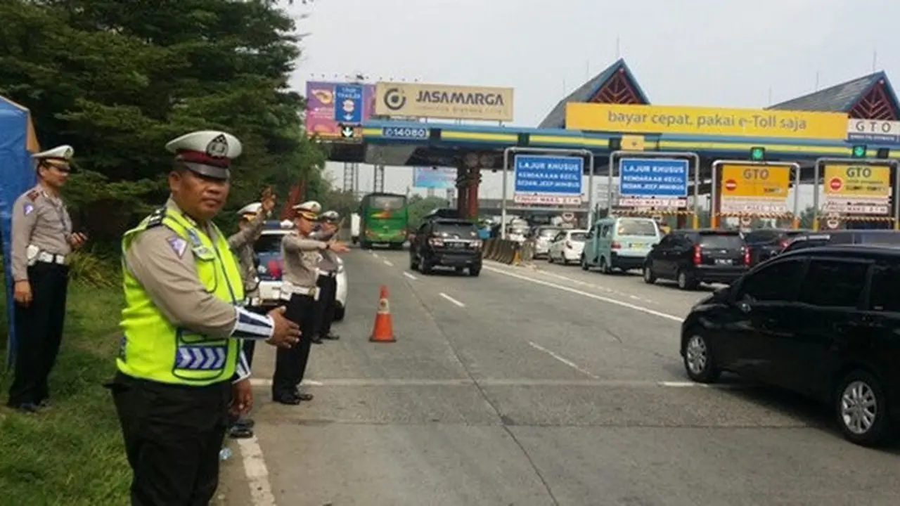 Arus balik di Tol Tangerang. ©2016 Merdeka.com/Mitra Ramadhan