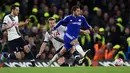 Gelandang Chelsea, Eden Hazard (kanan) berusaha membawa bola dari kawalan bek Tottenham Hotspur, Eric Dier pada lanjutan liga Inggris  di Stamford Bridge, London, (3/5). Chelsea bermain imbang dengan Tottenham dengan skor 2-2. (Reuters/Dylan Martinez)