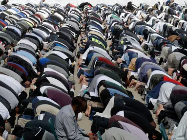 Umat muslim melaksanakan salat Jumat di Hagley Park, Kota Christchurch, Selandia Baru, Jumat (22/3). Ibadah itu digelar satu minggu selepas serangan mengerikan terhadap dua masjid di kota Christchurch yang menewaskan 50 orang. (AP/Mark Baker)