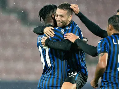 Pemain Atalanta merayakan gol yang dicetak Alejandro Gomez ke gawang Midtjylland pada laga Grup D Liga Champions 2020/2021 di MCH Arena, Kamis (22/10/2020) dini hari WIB. Atalanta menang telak 4-0 atas Midtjylland. (AFP/Henning Bagger/Ritzau Scanpix)