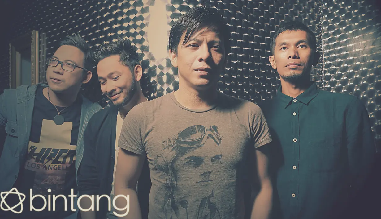 Melakukan konser di negeri orang tak dipungkiri NOAH sempat mengalami berbagai kendala dan tantangan. Namun dari pengalaman tersebut, keempat pria keren ini melakukan diskusi dan memetik pelajarannya. (Galih W. Satria/Bintang.com)
