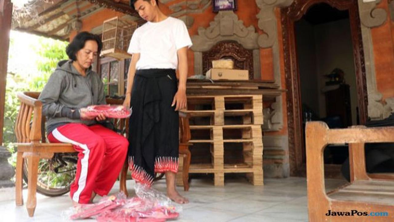 Kisah Janda Penjual Sandal Antar Anak Masuk UGM