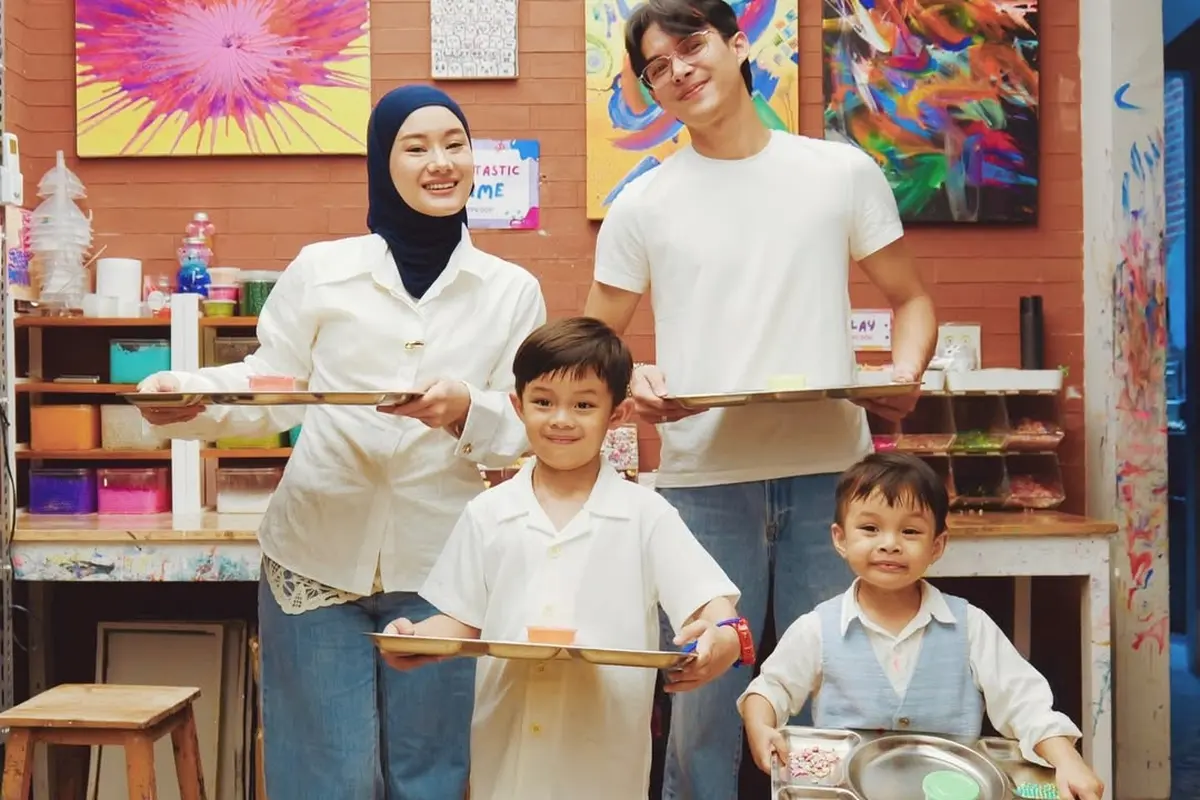 Gaya Kompak Serba Putih Rey Mbayang dan Dinda Hauw Rayakan Ulang Tahun Anak Kedua dengan Cara Sederhana