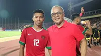 Pemain Timnas Indonesia U-19, Rifad Marasabessy (kiri), dan Manajer Madura United, Haruna Soemitro. (Bola.com/Aditya Wany)