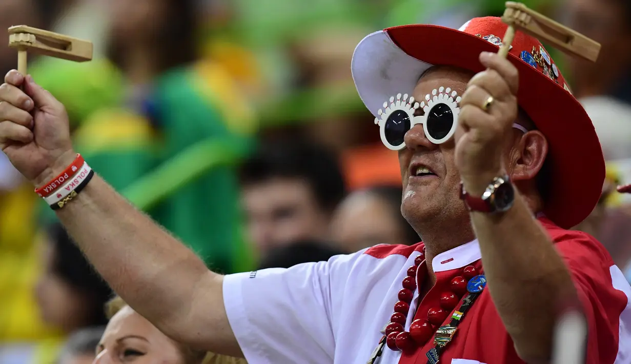 Seorang pria menggunakan atribut unik saat menyaksikan pertandingan bola tangan antara Polandia vs Brasil dalam ajang Olimpiade 2016, di Rio de Janeiro, 10 Agustus 2016. (AFP PHOTO/Franck FIFE)