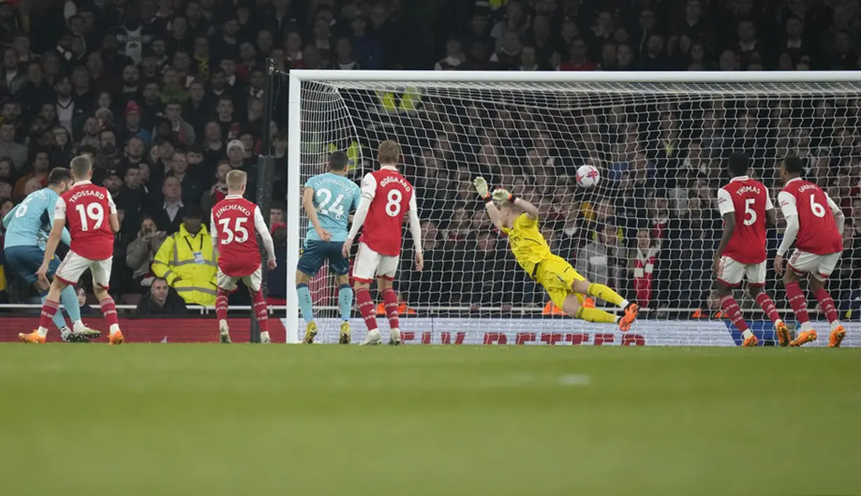 Pemain Southampton, Duje Caleta-Car, mencetak gol ke gawang Arsenal pada laga Liga Inggris di Stadion Emirates, Sabtu (22/4/2023). (AP Photo/Kirsty Wigglesworth)