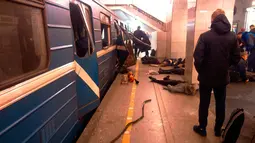 Ledakan terjadi sebanyak dua kali stasiun bawah tanah, Metro Sennaya Ploshchad di St Petersburg Rusia, Senin (3/4). Dikabarkan telah menewaskan 10 orang dan menghancurkan sebuah gerbong kereta. (AP Photo)