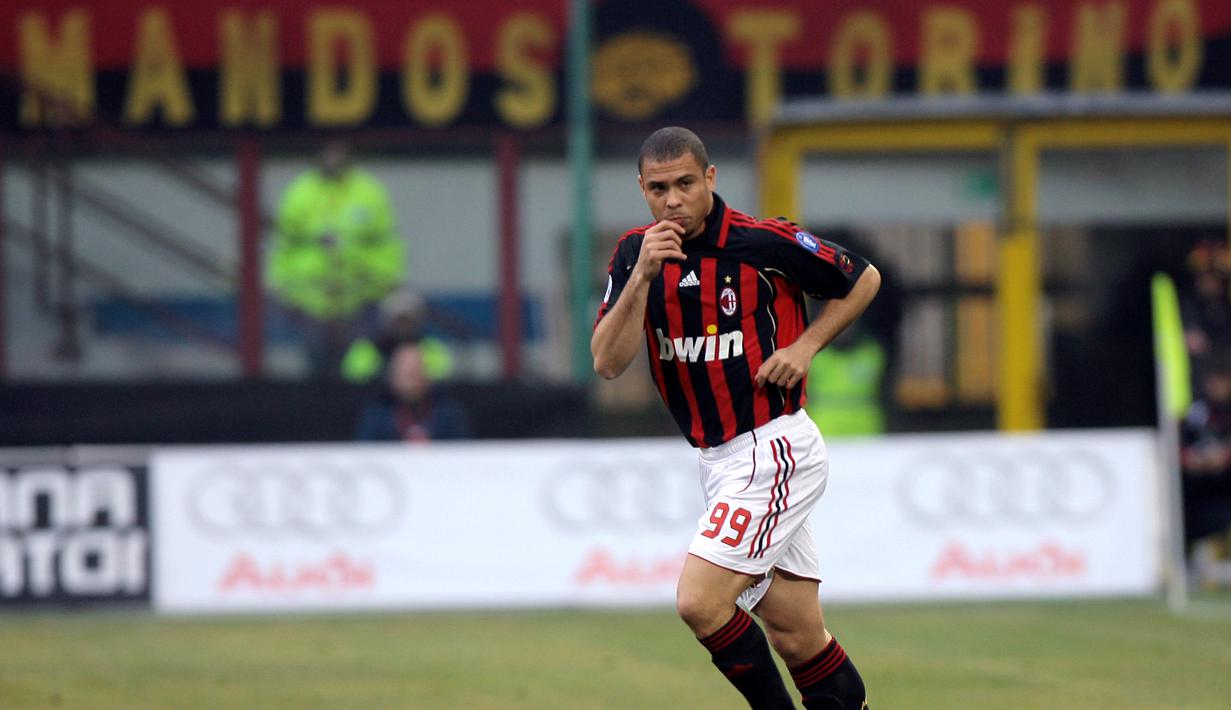 Namanya kembali mencuat saat dirinya pindah ke AC Milan. Namun kali ini mencuat karena berat badannya yang bertambah mencapai 95 kg dan sempat dipermasalahkan oleh Adriano Galliani. (AFP/Giuseppe Cacace)