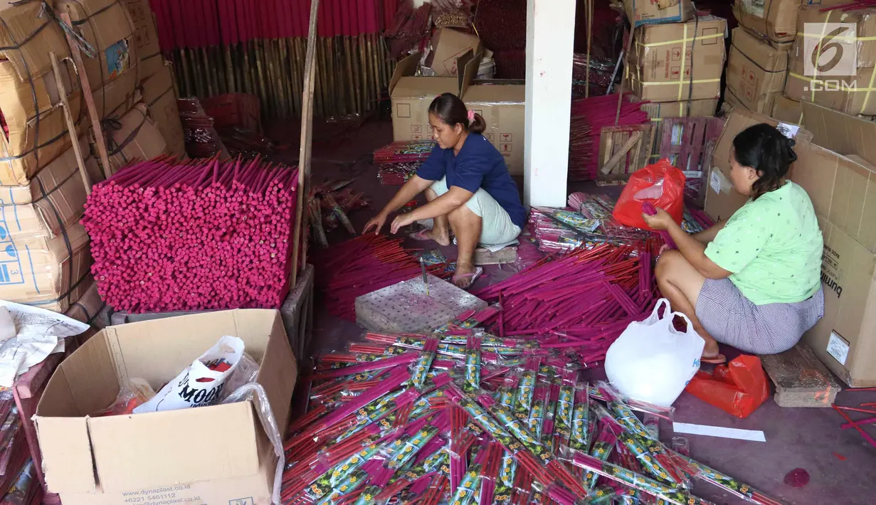 Pekerja saat memproduksi hio di Tangerang, Banten, Rabu (7/2). Jelang perayaan imlek pembuat hio mulai kebanjiran pesanan untuk memenuhi kebutuhan kelenteng dengan harga berkisar 12 hingga 16 ribu tergantung ukuran. (Liputan6.com/Angga Yuniar)