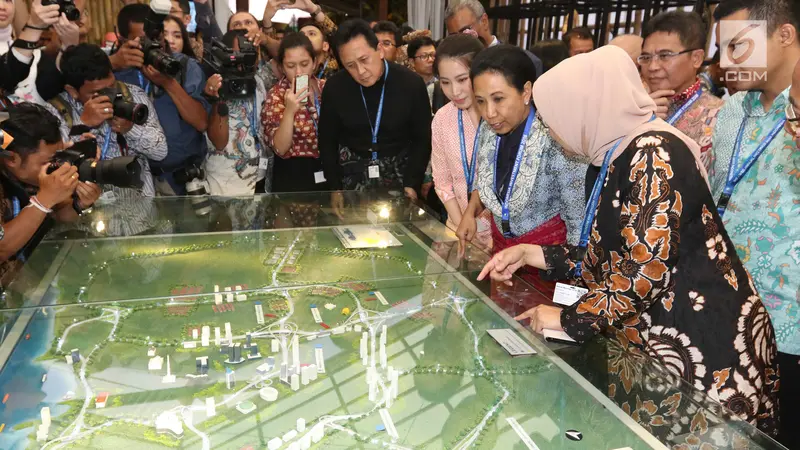 Menteri BUMN dan Kepala Bekraf Tinjau Pameran Produk UMKM di IMF-WB 2018