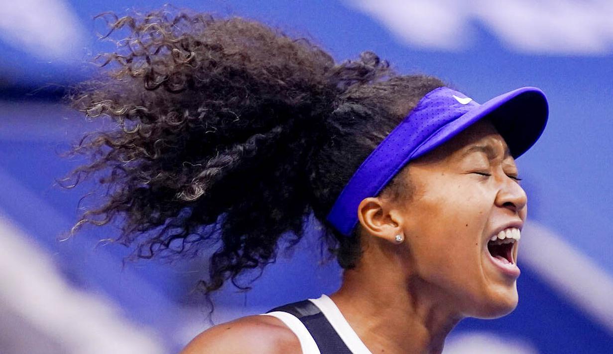 Petenis Jepang, Naomi Osaka, melakukan selebrasi usai menjuarai AS Terbuka di Arthur Ashe Stadium, New York, Minggu (13/9/2020). Naomi Osaka mengalahkan Victoria Azarenka 1-6, 6-3, dan 6-3. (AP Photo/Seth Wenig)