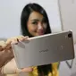 Model selfie menggunakan Vivo V3Max di kawasan SCBD, Jakarta, Kamis (26/05/2016). Liputan6.com/Herman Zakharia