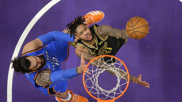 Pemain Lakers Brandon Ingram mencoba melakukan layup