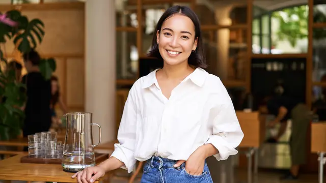 wanita maret gestur sederhana