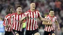 Para pemain Sunderland merayakan gol yang dicetak oleh Daniel Ballard (tengah kanan) dalam laga leg 2 babak semifinal play off Championship melawan Coventry City di Stadium of Light, Sunderland, Inggris, Selasa (13/05/2025) waktu setempat. (AP Photo/PA/Steve Welsh)