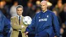 Frank Leboeuf. Eks bek tengah Prancis yang kini berusia 55 tahun dan telah pensiun pada Juli 2007 bersmaa Hollywood United ini tercatat sempat membela Chelsea selama 5 musim mulai 1996/1997 hingga 2000/2001. Ia total mencetak 10 gol bagi The Blues dari titik penalti di Liga Inggris dari 11 kesempatan. Satu-satunya eksekusi penalti yang gagal berbuah gol dialaminya ke gawang John Filan (Blackburn Rovers) pada musim 1998/1999. (AFP/Odd Andersen)