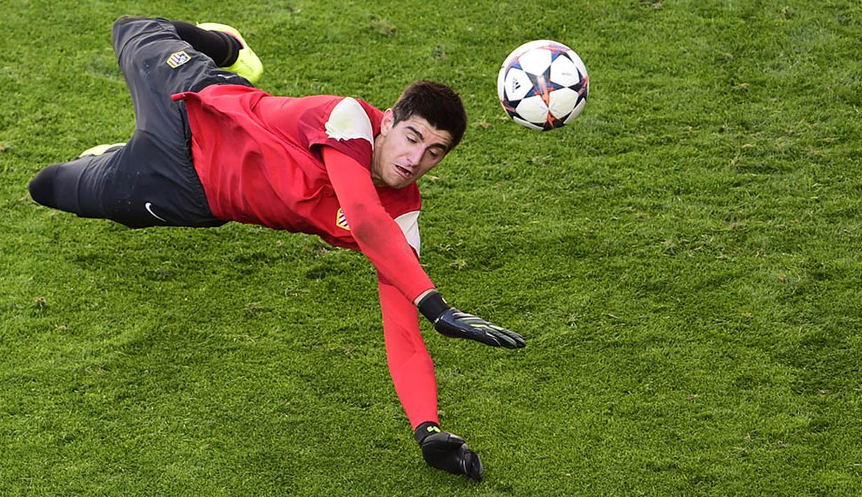 4. Thibaut Courtois, sempat dipinjamkan Chelsea ke Atletico karena kalah bersaing dengan Petr Cech. Di bawah asuhan Diego Simeone kiper asal Belgia ini mampu bersinar dan akhirnya kembali ke Chelsea menggeser posisi Cech. (AFP/Gerard Julien)