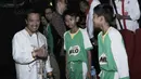 Menpora, Imam Nahrawi berbincang dengan pesepak bola muda di kantor Kemenpora, Jakarta, Senin (14/8/2017). Menpora melepas 10 siswa SD untuk berlatih ke Barcelona. (Bola.com/M Iqbal Ichsan)
