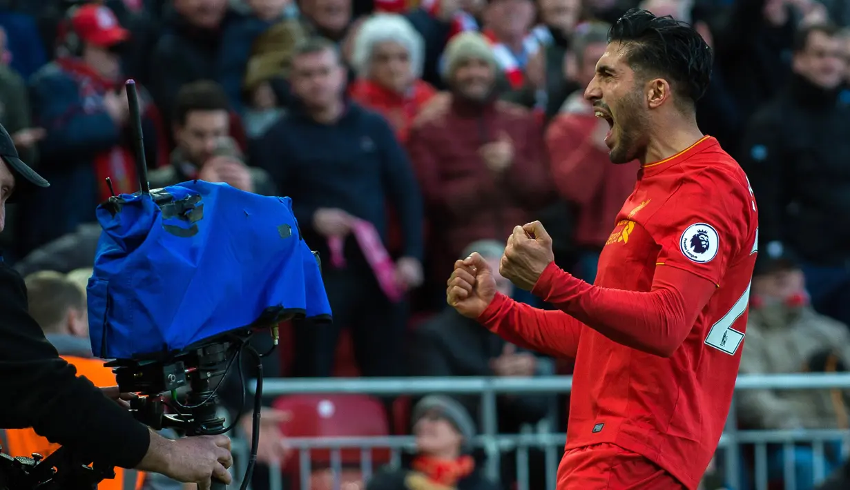Gelandang Liverpool, Emre Can, merayakan gol penentu kemenangan ke gawang Burnley. Gol penentu yang dicetak pada menit ke-61 ini terjadi melalui umpan yang diberikan oleh Divock Origi. (EPA/Peter Powell)