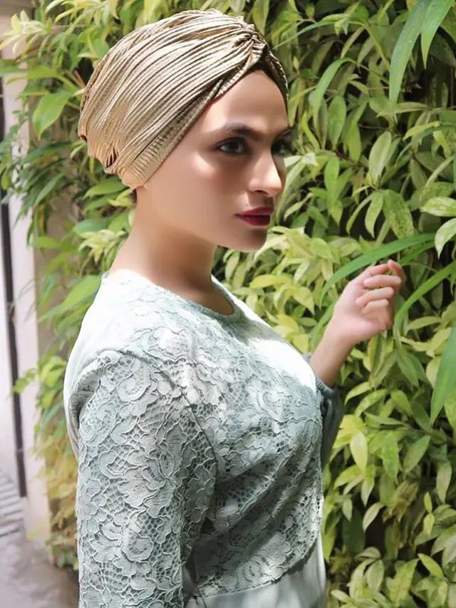 FOTO: Modisnya Asha Shara Kenakan Dress dengan Turban