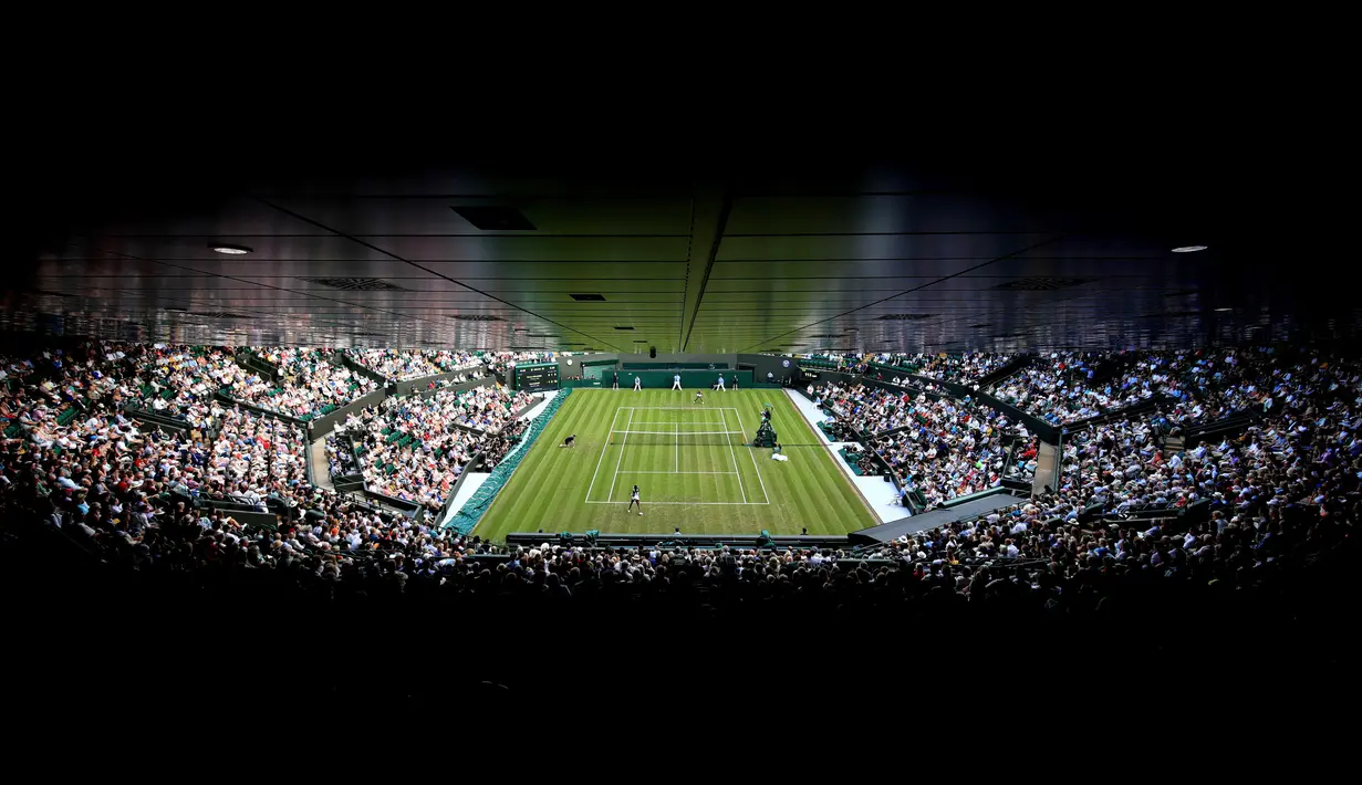 Petenis Cori Gauff saat bertanding melawan Venus Williams selama pertandingan babak pertama Grand Slam Wimbledon di All England Lawn Tennis and Croquet Club, London (1/7/2019). Cori Gauff mengalahkan Venus Williams 6-4 6-4. (AP Photo/Tim Ireland)