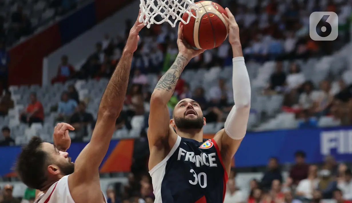Pemain timnas basket Perancis, Isaia Cordinier saat melawan Lebanon pada penyisihan Grup H FIBA World Cup 2023 di Indonesia Arena, Gelora Bung Karno, Jakarta, Selasa (29/8/2023). (Liputan6.com/Helmi Fithriansyah)