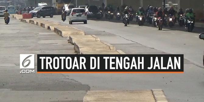 VIDEO: Trotoar Membentang di Tengah Jalan di Kalimalang
