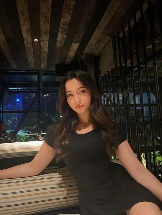 Tidak hanya tampil girly, Megan Domanis juga pamer kaki jenjang dengan mengenakan rok mini. [@megandomani1410]