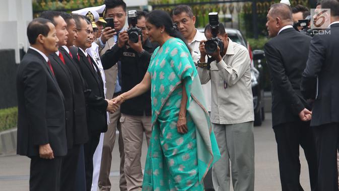 Menhan India, Nirmala Sitharaman bersalaman dengan pejabat tinggi Kementerian Pertahanan, Jakarta, Selasa (23/10). Kunjungan Menhan India Tersebut untuk mempererat kerja sama bidang keamanan kedua negara. (Lipuann6.com/Angga Yuniar)