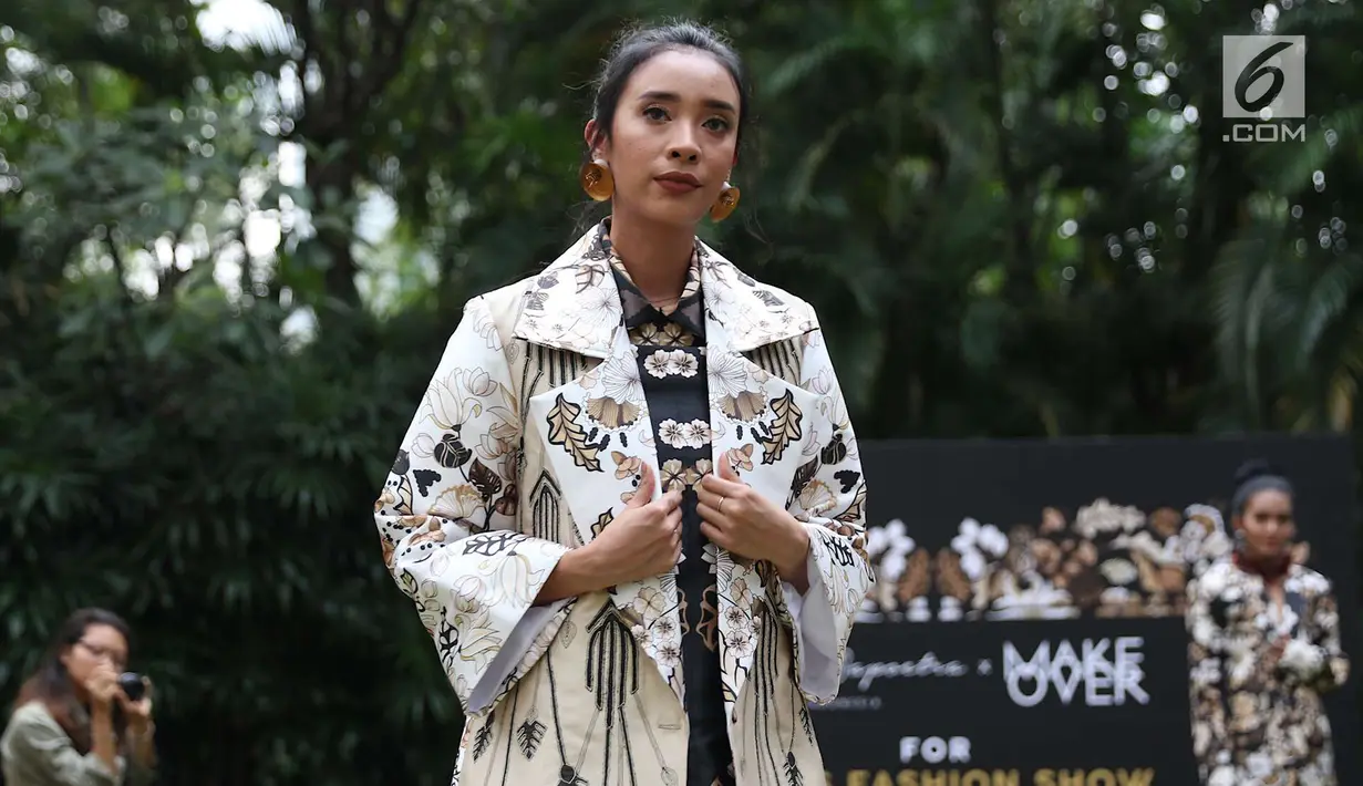 Model mengenakan busana rancangan desainer Tities Sapoetra di Jakarta, Kamis (13/9). Tities diundang oleh Fashion Division untuk menunjukkan hasil rancangannya pada Fashion Division Paris Fashion Show Spring Summer 2019. (Liputan6.com/Immanuel Antonius)