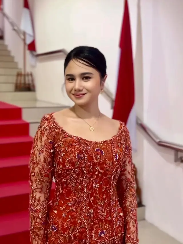 Potret Tissa Biani Tampil Anggun dalam Balutan Kebaya Merah di Anugerah Kartini Musik & Film Indonesia 2025