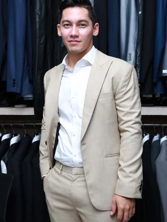 Samuel Putra Wongso, selaku desainer busana Samuel, di rumah desain Wong Hang, kawasan Gandaria, Jakarta Selatan, Senin (1/8/2016) menambahkan, saat pemberkatan, Franda mengenakan biru muda. (Deki Prayoga/Bintang.com)