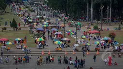  Puluhan pedagang kaki lima meramaikan kawasan Monas saat liburan Kenaikan Isa Almasih di kawasan Monumen Nasional, Jakarta, Rabu (14/5/2015). Mulai Juni Pemprov akan menutup akses masuk bagi PKL Liar. (Liputan6.com/Faizal Fanani)
