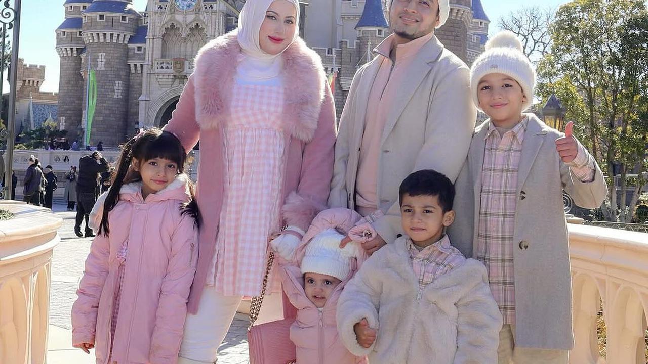 Gaya OOTD Tasyi Athasyia di Tokyo Kembaran dengan Suami dan Anaknya