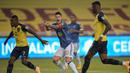 Striker Kolombia, James Rodriguez (tengah) tampak kecewa dalam laga lanjutan kualifikasi Piala Dunia 2022 zona CONMEBOL melawan Ekuador di Rodrigo Paz Delgado Stadium, Quito, Ekuador, Rabu (18/11/2020) pagi WIB. Kolombia kalah 1-6 dari Ekuador. (AFP/Rodrigo Buendia/Pool)