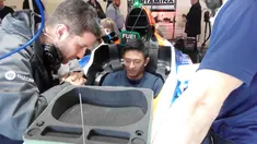 Rio Haryanto mencoba kokpit mobil baru Manor Racing bersama dengan tim mekanik sebelum tes pramusim di Sirkuit Catalunya, Barcelona, Spanyol, Senin (22/2/2016). (Bola.com/Rio Haryanto Media)