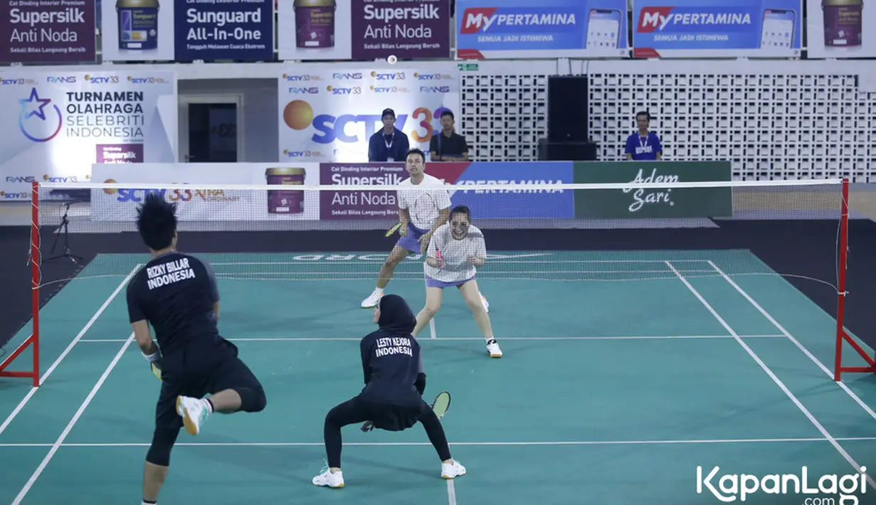 Yang tidak kalah menarik perhatian adalah penampilan Lesti Kejora. Penyanyi dangdut bertubuh mungil itu bahkan terlihat sangat lincah ketika berada di lapangan. [Foto: Bayu Herdianto/KapanLagi.com]