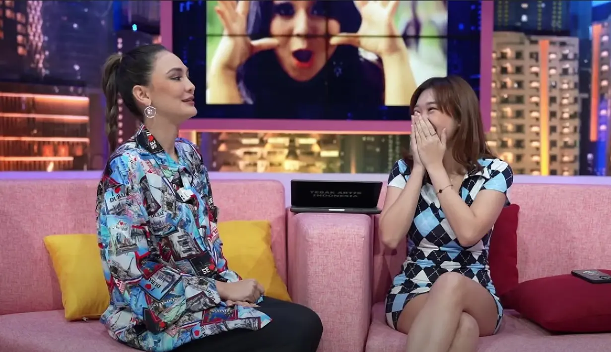 Luna Maya dan Livy Renata bertemu untuk pertama kali. (YouTube Luna Maya)