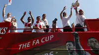 Pemain Arsenal Tomas Rosicky (kedua dari kanan) dan Jack Wilshere memegang trofi Piala FA saat parade kemenangan di London, (18/5/2014). (REUTERS/Andrew Winning)