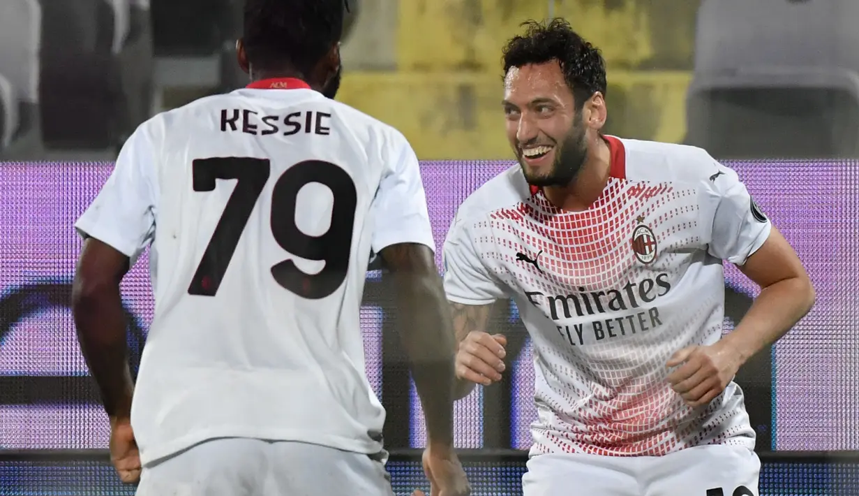 Gelandang AC Milan, Hakan Calhanoglu berselebrasi usai mencetak gol ke gawang Fiorentina pada pada pertandingan Liga Serie A Italia di stadion Artemio-Franchi di Florence pada 21 Maret 2021. Kabarnya Calhanoglu mendapat gaji 5 juta euro per musim dengan bonus 1 juta euro. (AFP/Tiziana Fabi)