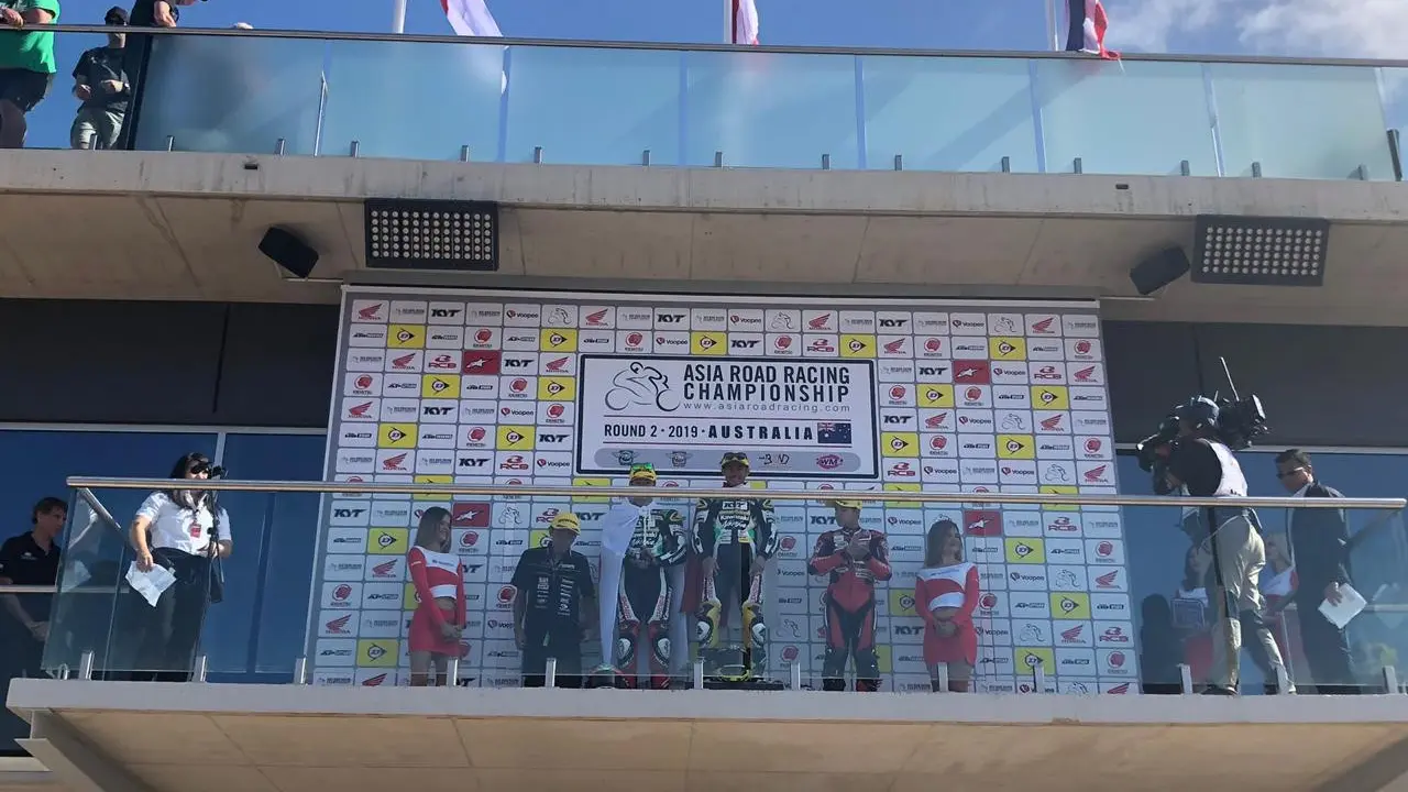 Andy Muhammad Fadly saat penyerahan tropi juara balapan pertama Asia Road Racing Championship 2019
