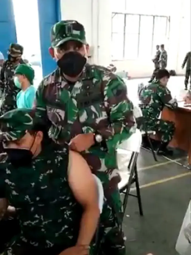 Viral Reaksi Anggota TNI yang Takut Disuntik Jadi Sorotan Warganet